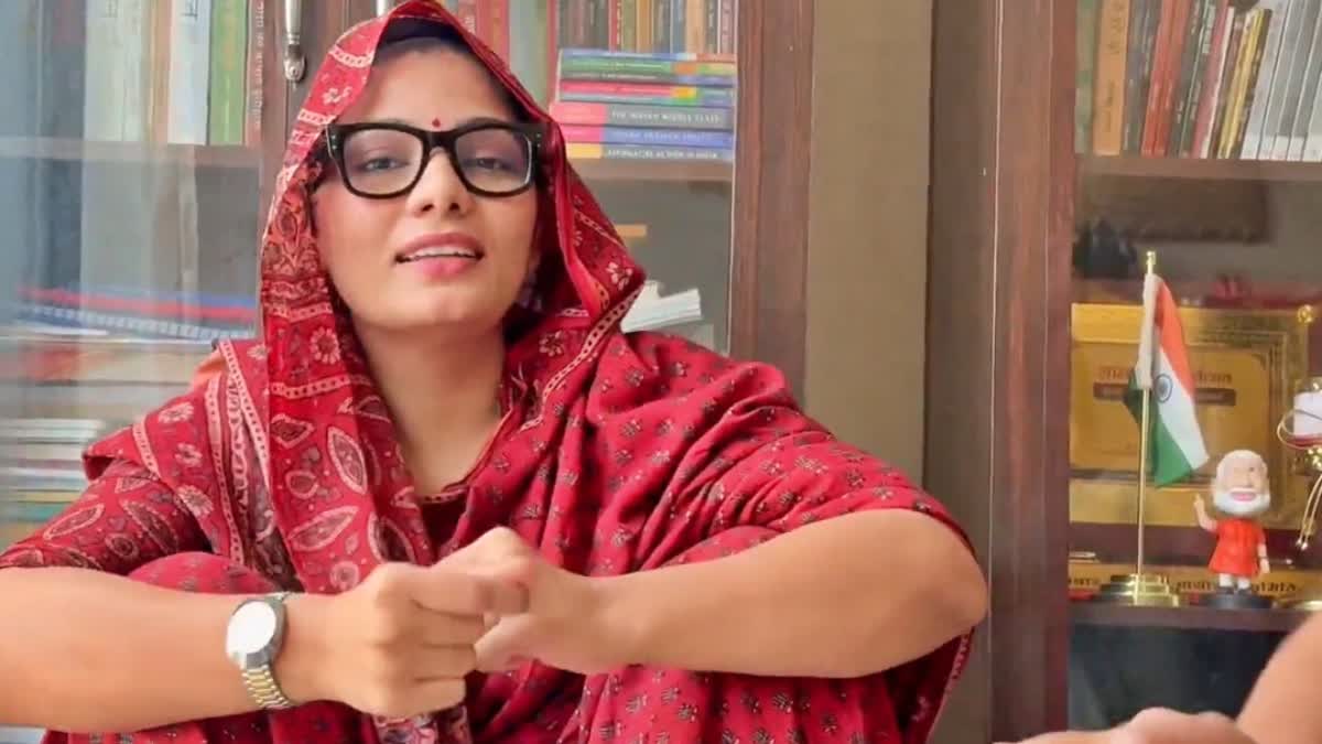 Neha Singh Rathore: सावित्रीबाई फुले पर कीचड़ फेंकने वालों ने मुझपर FIR कराई!