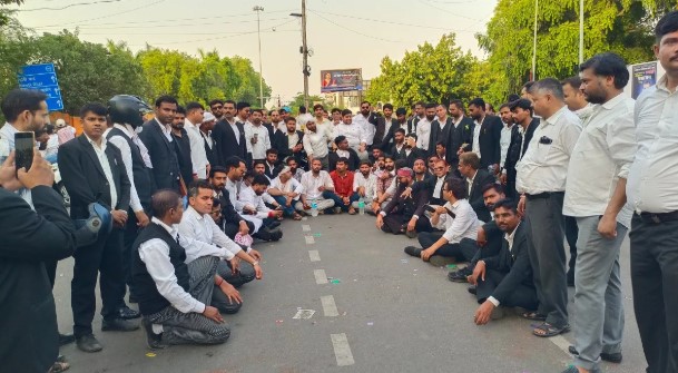 Prayagraj: इलाहाबाद हाईकोर्ट के वकील धरने पर बैठे