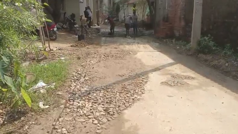 Maharajganj: मार्ग निर्माण में हो रही मानकों की अनदेखी, गुस्साए ग्रामीण