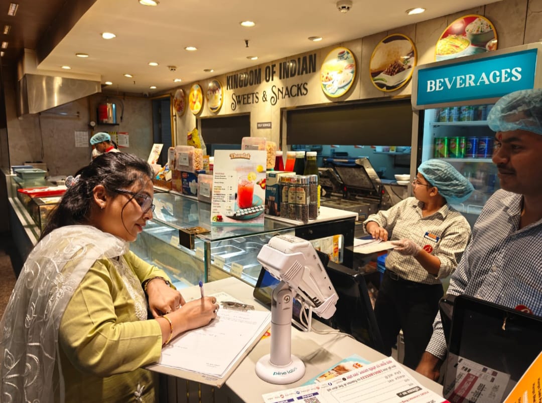 Luckow : फन रिपब्लिक मॉल के 12 खाद्य प्रतिष्ठानों पर खाद्य सुरक्षा का छापा