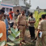 Maharajganj: सड़क किनारे मिला युवक का शव, घटना स्थल पर जुटी भीड़