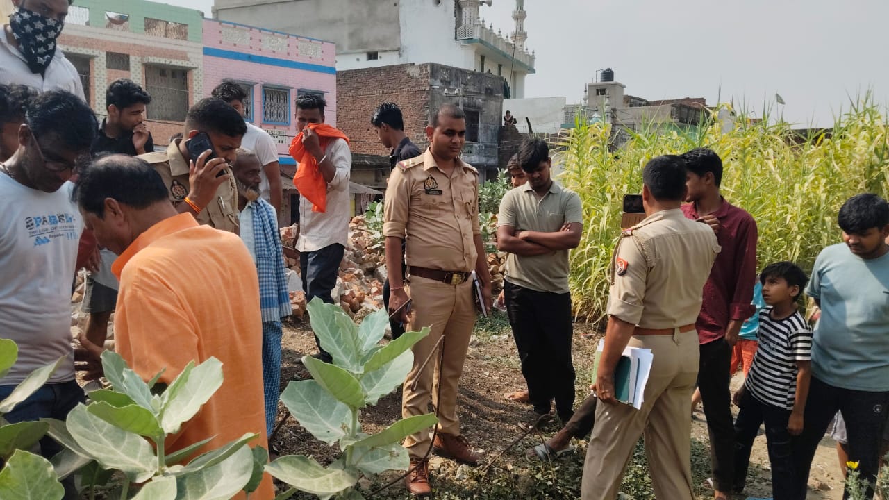 Maharajganj: सड़क किनारे मिला युवक का शव, घटना स्थल पर जुटी भीड़