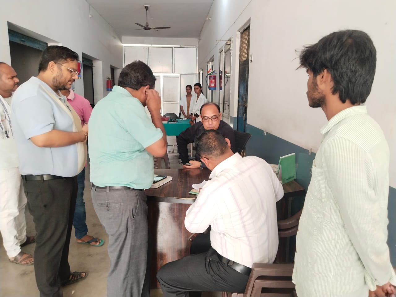 Sitapur: निजी चिकित्सीय इकाइयों पर औचक निरीक्षण, मानकों की अनदेखी पर नोटिस जारी