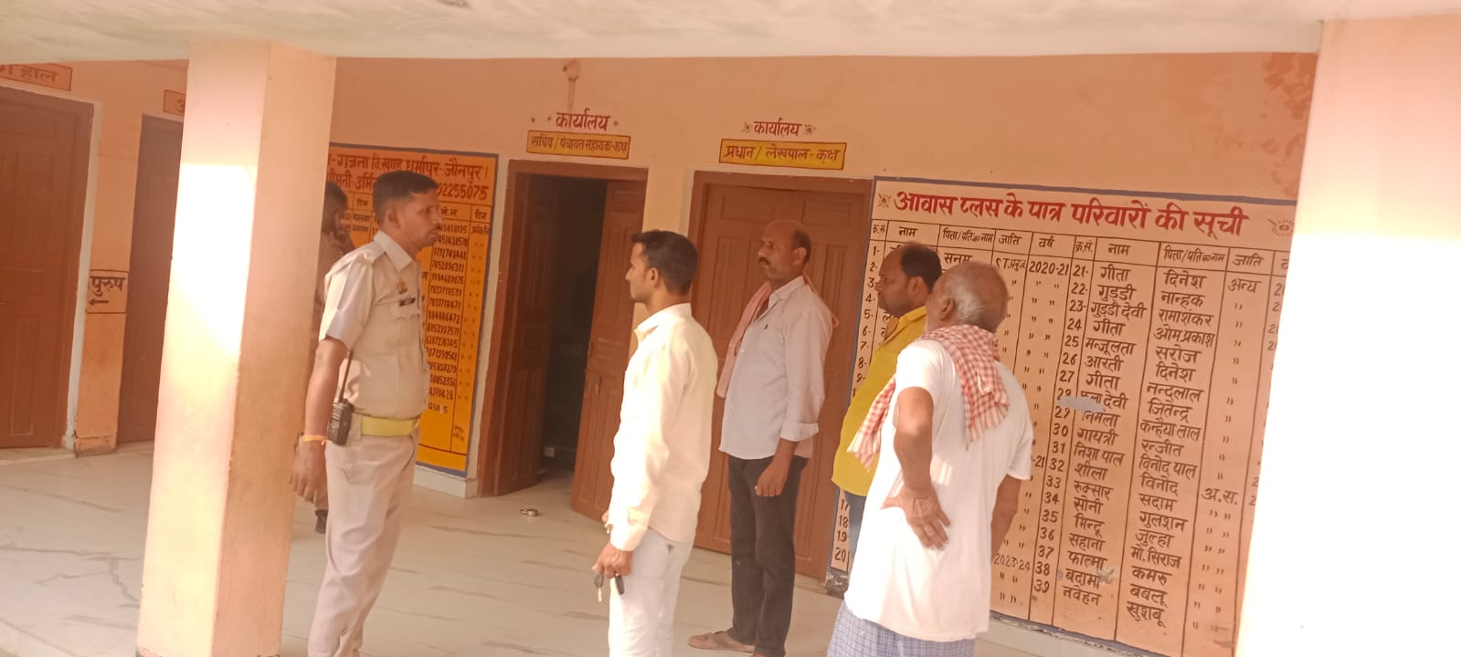 Jaunpur : पंचायत भवन के दरवाजे के ताले को तोड़कर लाखों की चोरी