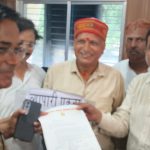 Jalaun: लूट मामले में उद्योग व्यापार मण्डल ने पुलिस को सौंपा ज्ञापन