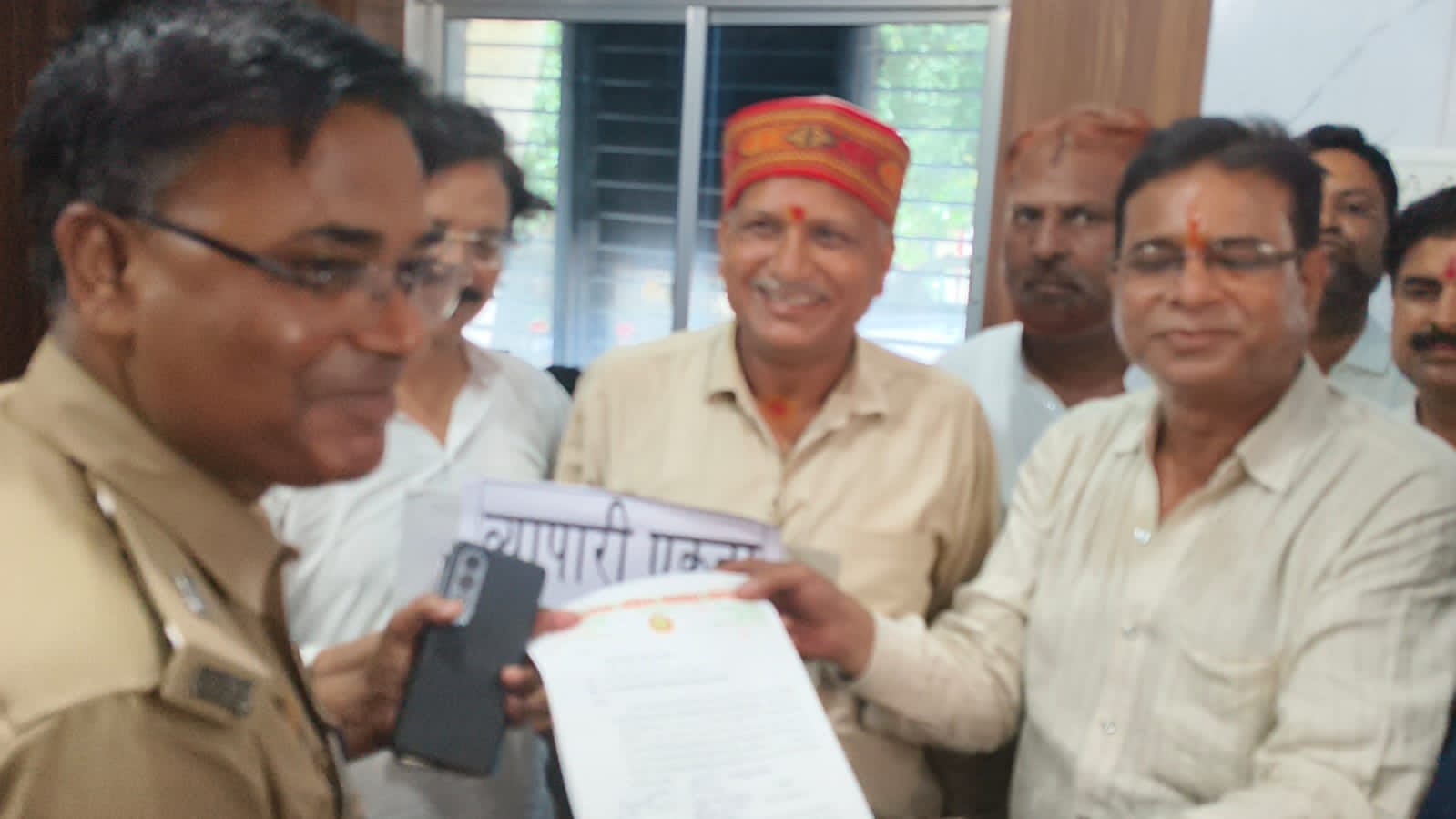 Jalaun: लूट मामले में उद्योग व्यापार मण्डल ने पुलिस को सौंपा ज्ञापन