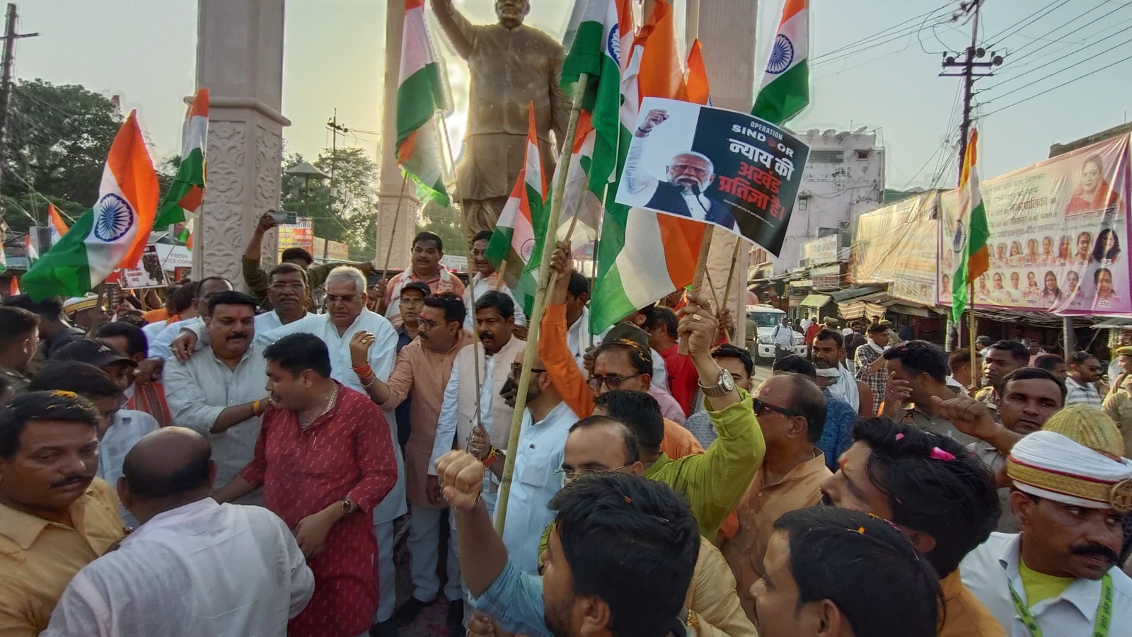 Sitapur: सेना के सम्मान में निकाली गई तिरंगा यात्रा, भारत माता की जयकारों से गूंजी सरजमीं