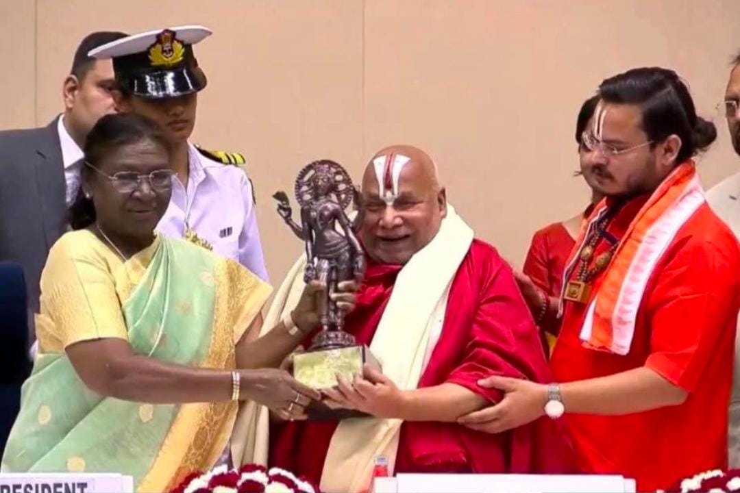 Delhi: पद्म विभूषण जगद्गुरु रामभद्राचार्य को मिला 58वां ज्ञानपीठ पुरस्कार