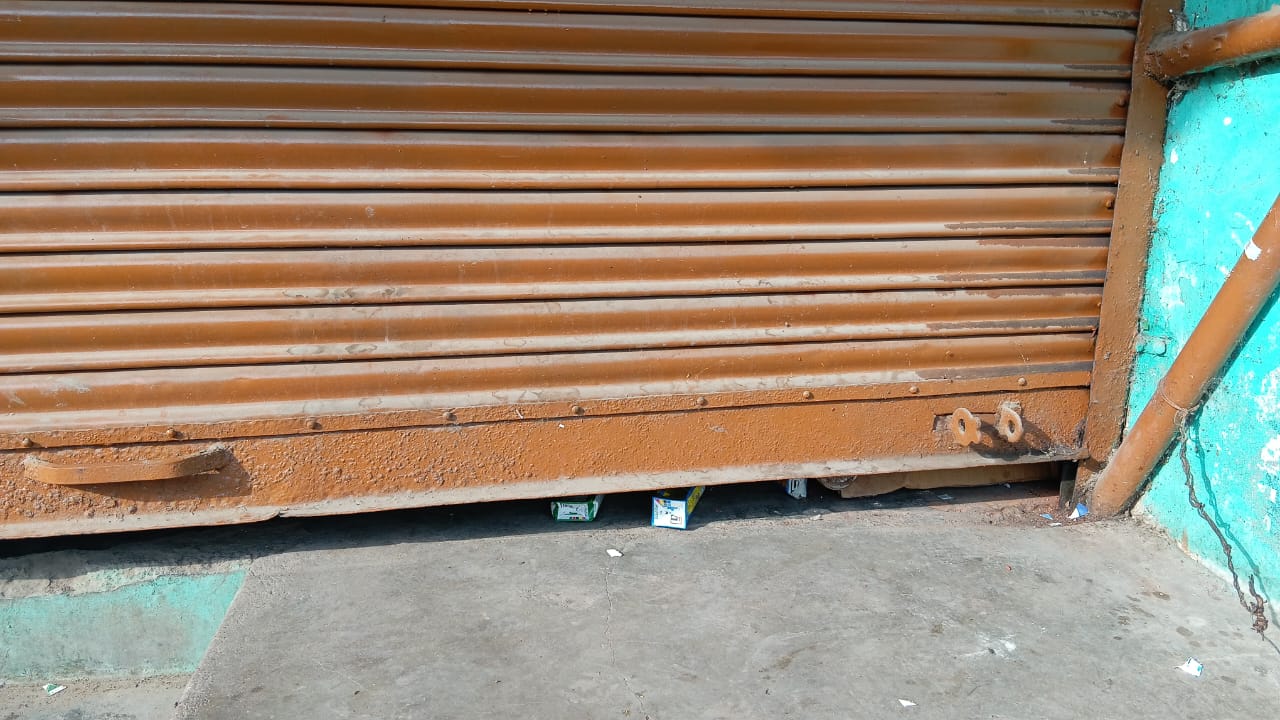 Jalaun: पुलिस की नाक के नीचे देशी शराब ठेके में चोरी, CCTV में कैद हुई वारदात