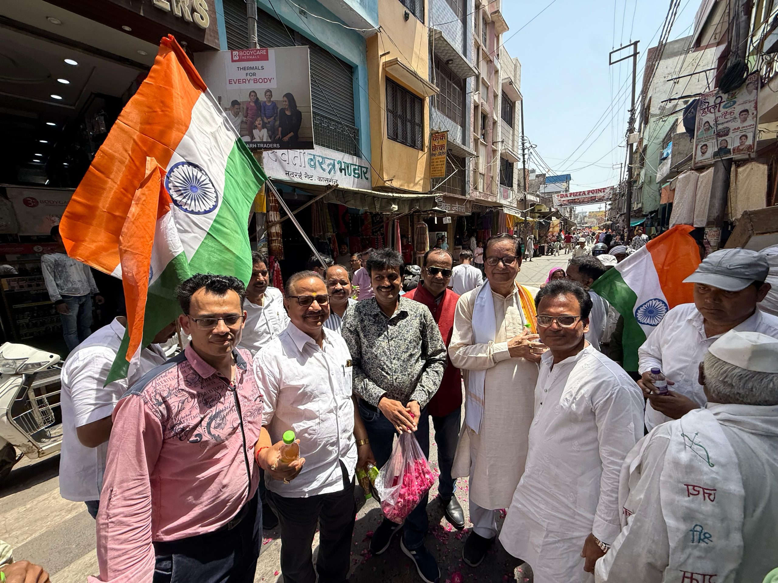 ऑपरेशन सिंदूर के बाद भाजपाइयों ने निकाली तिरंगा यात्रा। एनसीसी कैडेट्स के साथ भाजपाइयों ने लगाए भारत माता की जय के नारे। शहर के व्यापारियों ने भी सेना के शौर्य को किया सलाम, देशभक्ति के नारों से गूंज शहर। बोबी ठाकुर लोकेशन कासगंज कासगंज : ऑपरेशन सिंदूर में सेना के शौर्य को जन-जन तक पहुंचाने के लिए भाजपा ने तिरंगा यात्रा निकाली, भारतीय सेना ने पहलगाम में हुए आतंकी हमले का बदला लेते हुए ऑपरेशन सिंदूर चलाया। इस ऑपरेशन में सेना ने पाकिस्तान और पाक अधिकृत कश्मीर में 9 आतंकी ठिकानों को नष्ट कर दिया। सेना के इस शौर्य को जनता तक पहुंचाने के लिए शुक्रवार को भाजपा जिलाध्यक्ष नीरज शर्मा के नेतृत्व में कासगंज शहर में तिरंगा शौर्य यात्रा निकाली गई, यात्रा में एनसीसी कैडेट्स के साथ साथ शहर के व्यापारियों ने भी प्रतिभाग किया। भाजपा जिलाध्यक्ष नीरज शर्मा ने कहा कि भारतीय सेना ने पाकिस्तान को उसके घर में घुसकर आतंकवाद का जवाब दिया है। उन्होंने कहा कि यह देश के यशस्वी प्रधानमंत्री नरेंद्र मोदी का नया भारत है जो आतंकवाद पर चुप नहीं बैठेगा। सेना ने एयर स्ट्राइक के जरिए पाकिस्तान को सबक सिखाया है और आगे भी जरूरत पड़ने पर ऐसी कार्रवाई जारी रहेगी। पहलगाम में आतंकी हमले के बाद भारतीय सेना ने पाकिस्तान के खिलाफ ऑपरेशन सिंदूर चलाकर इसका बदला लिया। देश के सैनिकों ने पाकिस्तान के 9 आतंकी ठिकानों को तबाह किया। जिसमें आतंकी पलते बढ़ते थे। आतंकियों ने हमारी माताओं-बहनों का सिंदूर उजाड़ा तो उनके आतंकी ठिकानों को उजाड़ने का काम हमारे वीर सैनिकों ने किया। हम उनके अदम्य साहस को नमन करते हैं। इस दौरान भाजपा नेता गौरी शंकर शर्मा, संजय सोलंकी , राजवीर भल्ला, केपी सिंह जिला मंत्री, डा. बीडी राना, आकाशदीप रानू, रंजीत ठाकुर, विनीत चौहान, दुष्यंत ठाकुर समेत तमाम भाजपाई तथा व्यापारी नेता सतीश गुप्ता, अखिलेश अग्रवाल, राजवीर सिंह सोलंकी, अनिल अग्रवाल समेत दर्जनों व्यापारी भी मौजूद रहे।