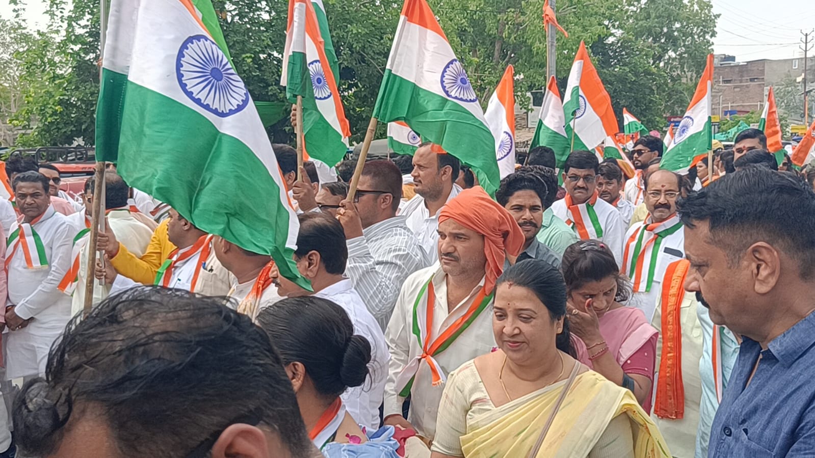 Jalaun: भारत शौर्य तिरंगा यात्रा, गूंजे भारत माता की जय और वंदेमातरम के उद्घोष