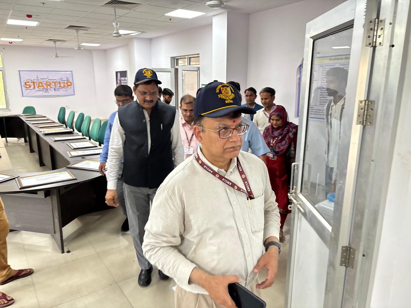 Lucknow: भाषा विश्वविद्यालय में NAAC निरीक्षण की तैयारियों का राजभवन टीम ने लिया जायजा