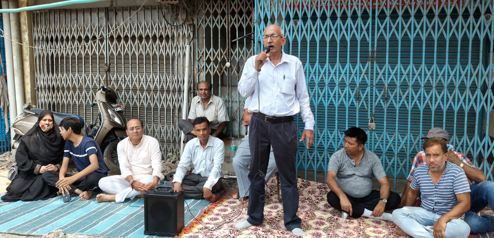 Moradabad: भूख हड़ताल पर बैठे व्यापारी, बगैर सूचना दिए खोखे ध्वस्त करने का लगाया आरोप