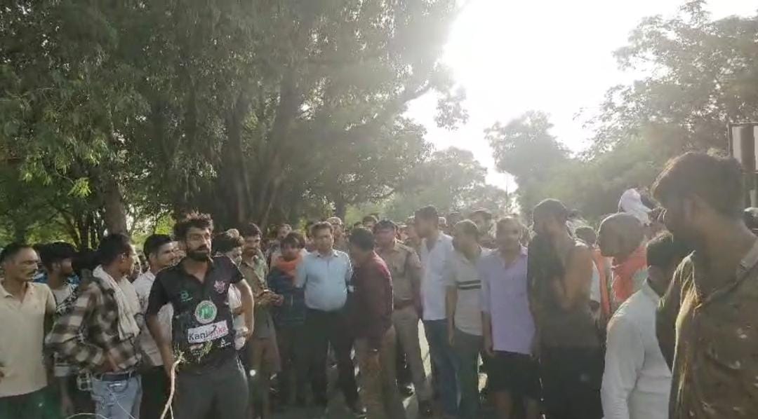 Jalaun: जालौन शव को रख कर रोड पर लगाया जाम,कई थानों की फोर्स मौजूद