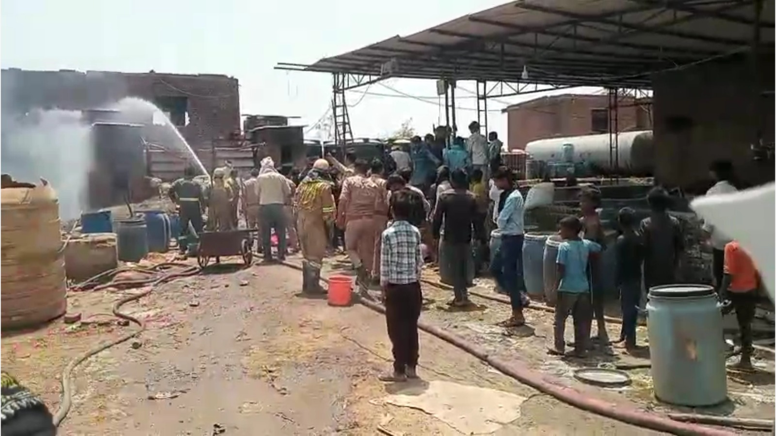 Shikohabad: कैमिकल फैक्ट्री में लगी भीषण आग, लाखों का सामान जलकर खाक