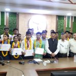 Jaunpur: जिलाधिकारी ने नीलदीप एकेडमी के टॉपर छात्रों को किया सम्मानित