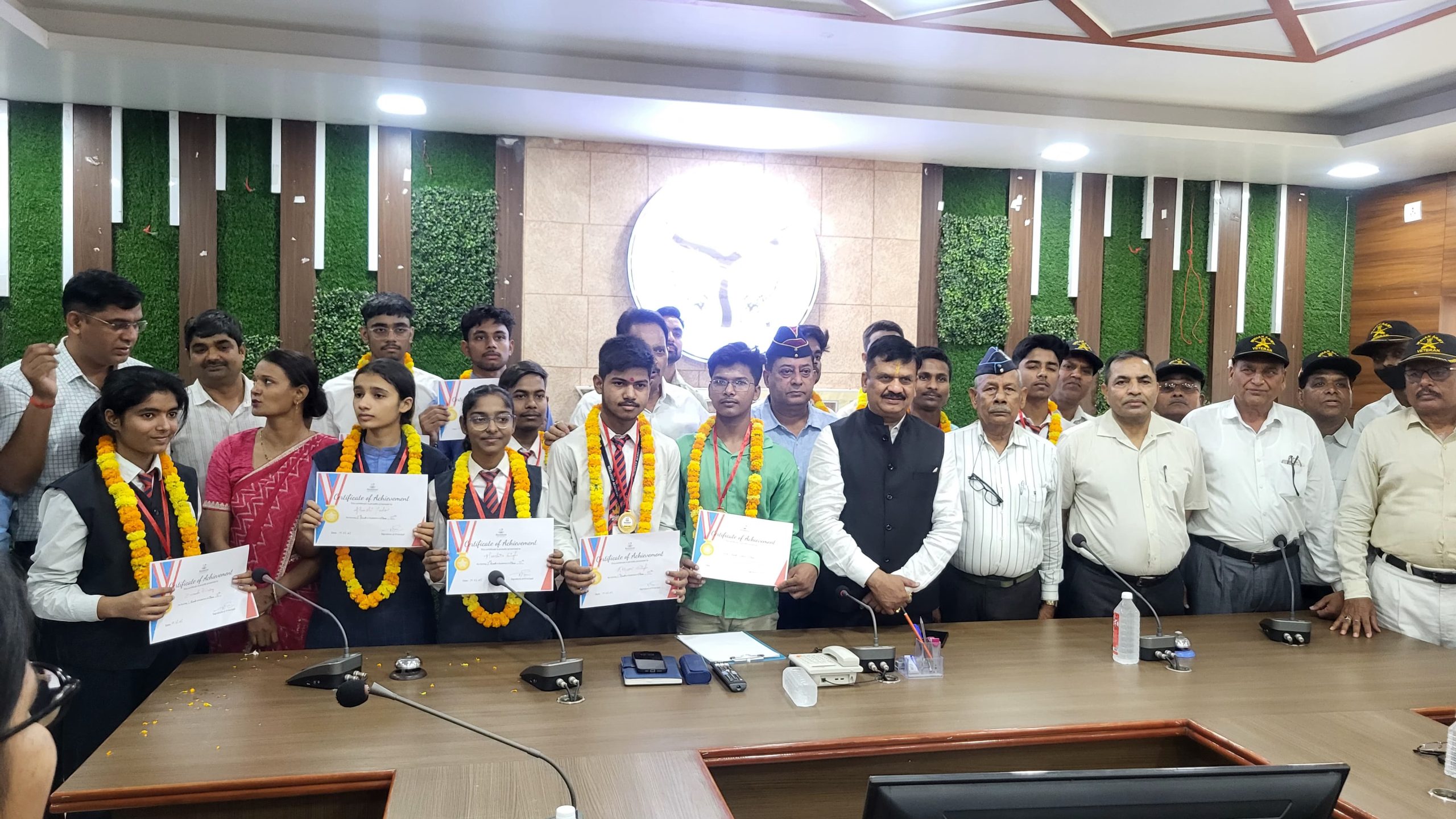 Jaunpur: जिलाधिकारी ने नीलदीप एकेडमी के टॉपर छात्रों को किया सम्मानित