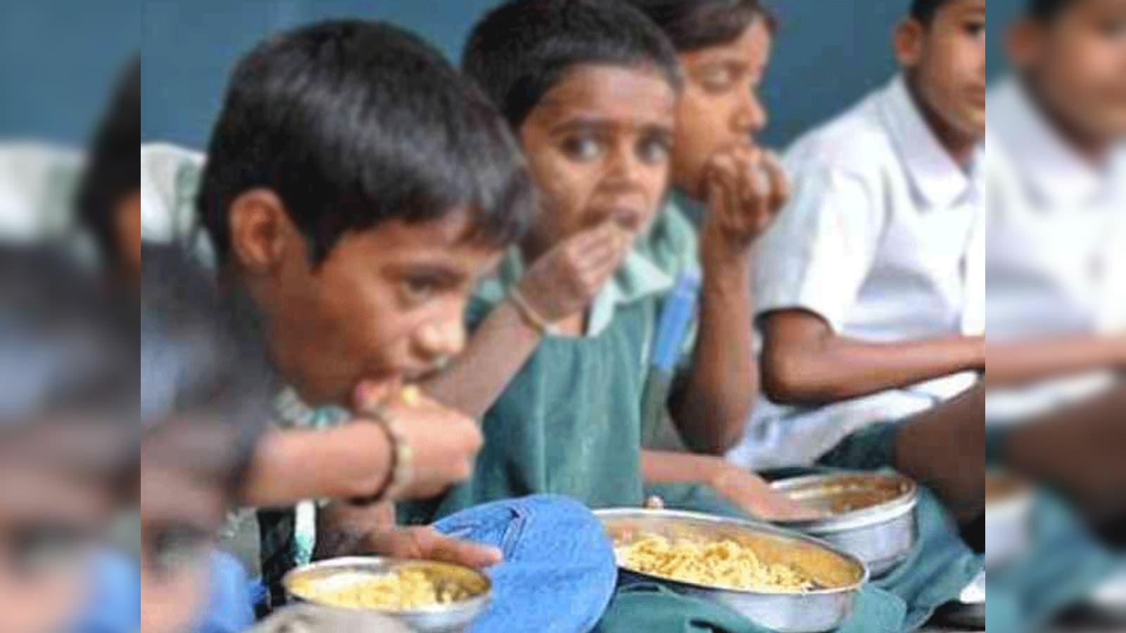 Jhansi: गरीब बच्चों के हक पर डाका: ग्राम प्रधान ने पोषाहार पर किया कब्ज़ा, वीडियो वायरल