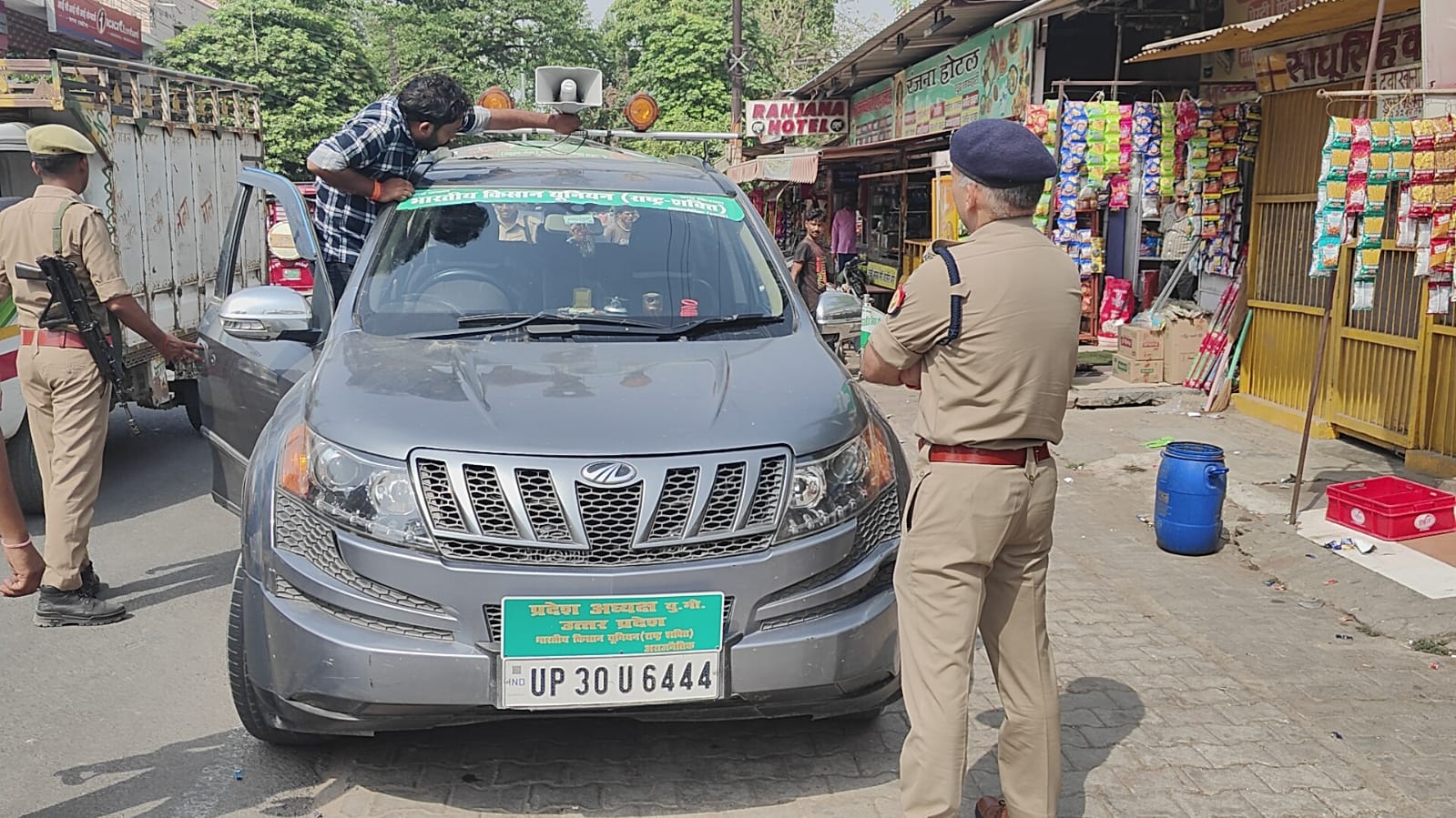 Hardoi: नेताजी की गाड़ी एसपी ने कराई ट्रैफिक इंस्पेक्टर से सीज, जांच आरंभ