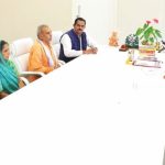 Lucknow: CM योगी से मिला दिवंगत पत्रकार राघवेन्द्र का परिवार, सीबीआई जांच आश्वासन