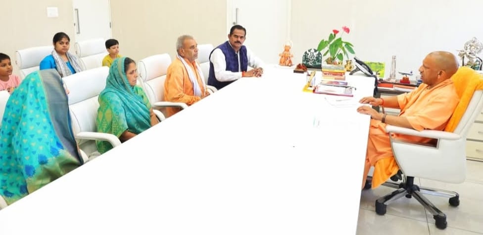 Lucknow: CM योगी से मिला दिवंगत पत्रकार राघवेन्द्र का परिवार, सीबीआई जांच आश्वासन