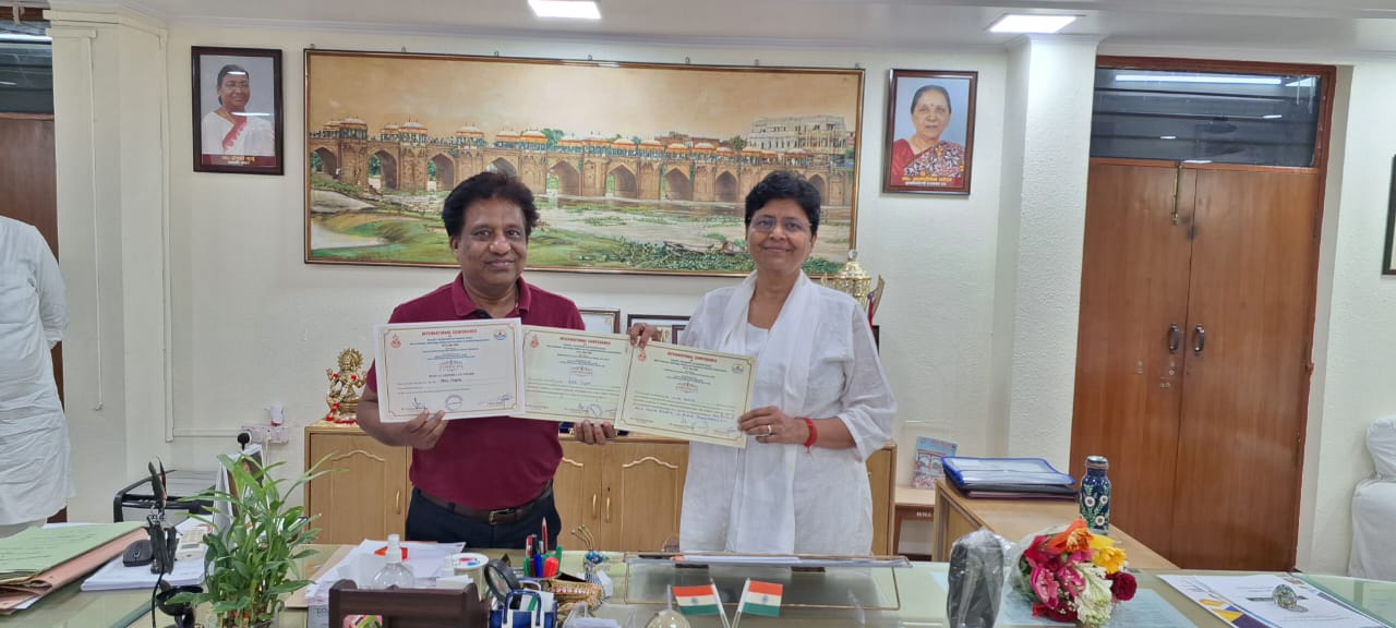 Jaunpur: डॉ. आलोक गुप्ता को भूटान में मिला 'बेस्ट अकादेमी अवार्ड'