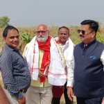 Jaunpur: हरियाली देख गदगद हुए जिलाधिकारी, पंचायत सचिव और प्रधान को किया सम्मानित