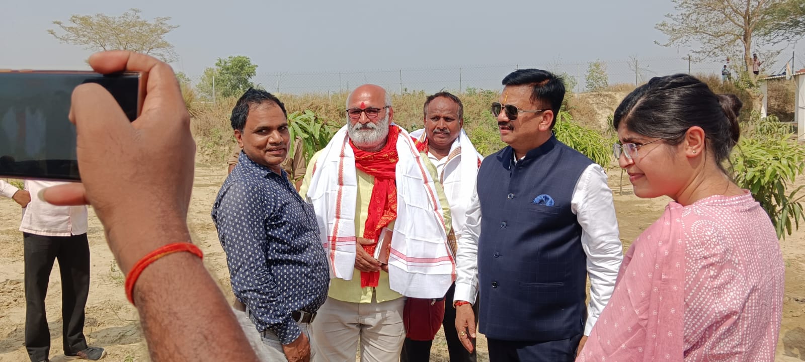 Jaunpur: हरियाली देख गदगद हुए जिलाधिकारी, पंचायत सचिव और प्रधान को किया सम्मानित