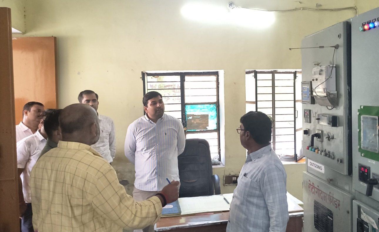 Sitapur: जिलाधिकारी ने किया पावर हाउस व विद्युत उपकेंद्रों का औचक निरीक्षण