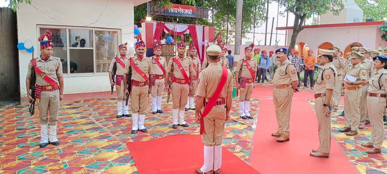 Mirzapur: आईजी किया ने थाना जमालपुर का वार्षिक निरीक्षण