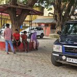 Kasganj: पुलिस कर्मियों को ग्रामीणों ने लाठी डंडो से पीटा, फाड़ी वर्दी, गाड़ी में आग लगाने की कोशिश