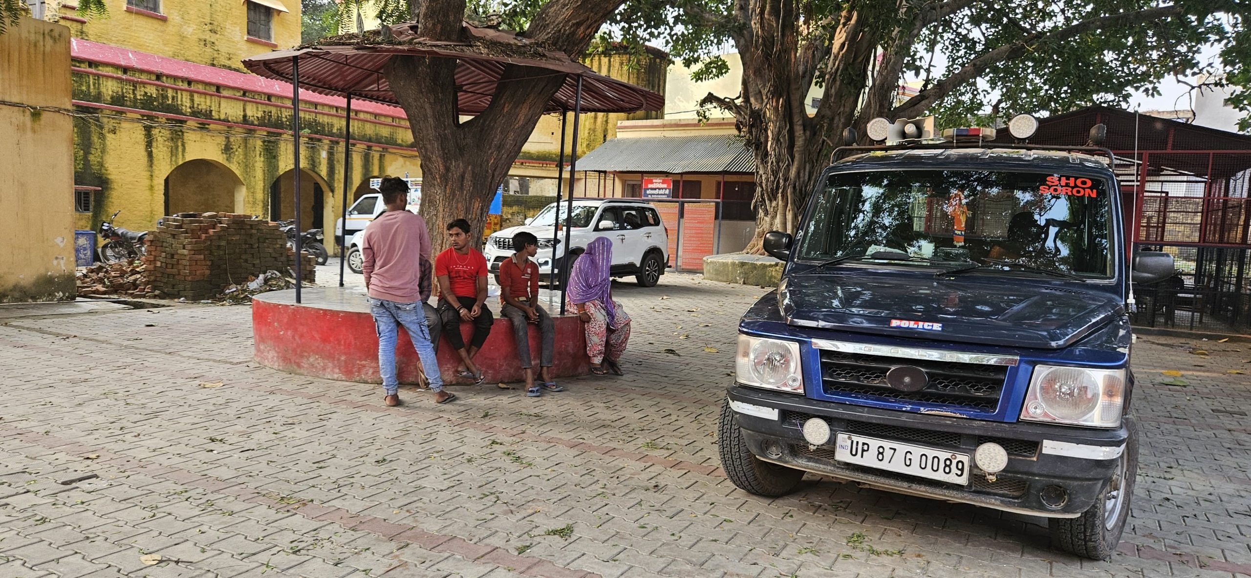 Kasganj: पुलिस कर्मियों को ग्रामीणों ने लाठी डंडो से पीटा, फाड़ी वर्दी, गाड़ी में आग लगाने की कोशिश