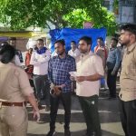 Jalaun: अस्पताल के बाहर महिला का शव रखकर हंगामा, डॉक्टर पर लापरवाही का आरोप