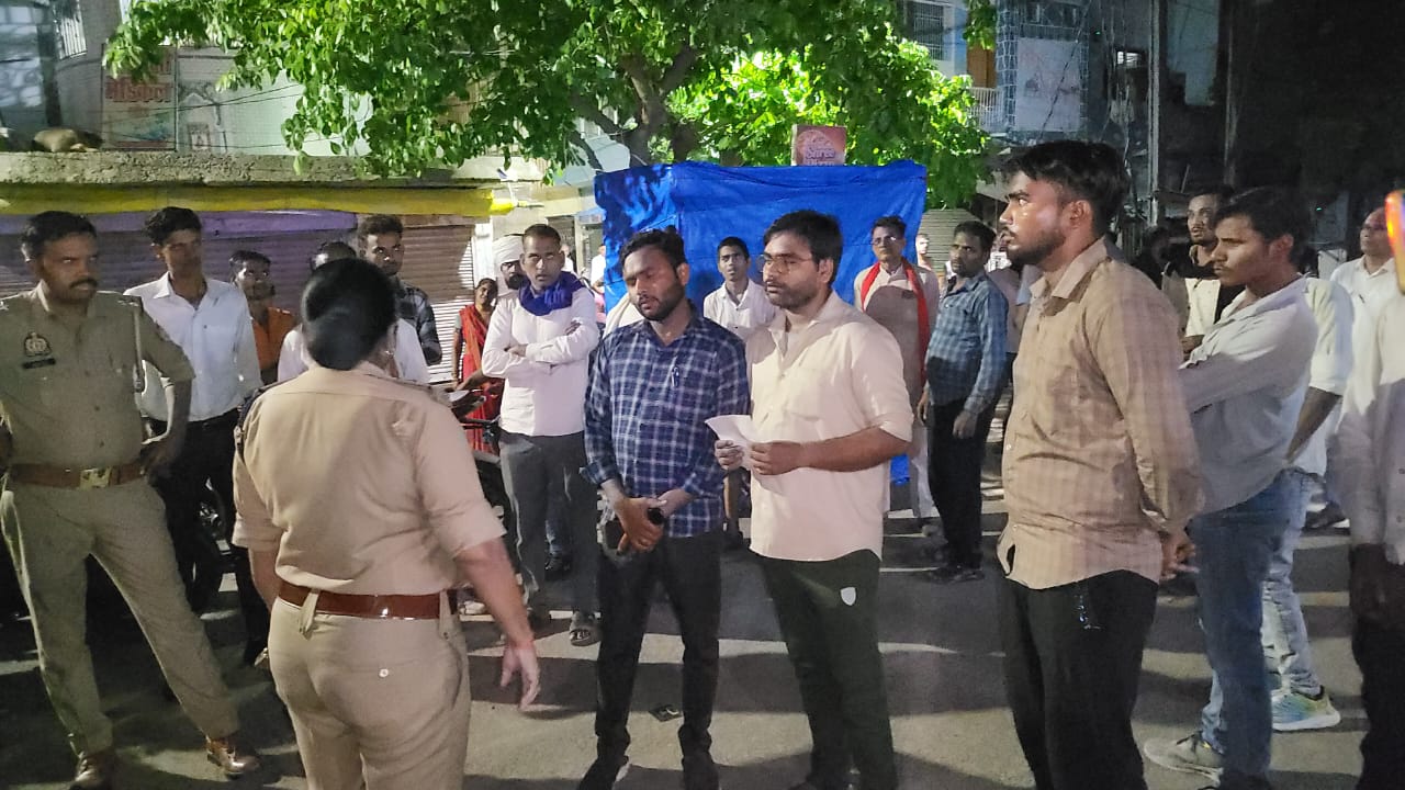 Jalaun: अस्पताल के बाहर महिला का शव रखकर हंगामा, डॉक्टर पर लापरवाही का आरोप