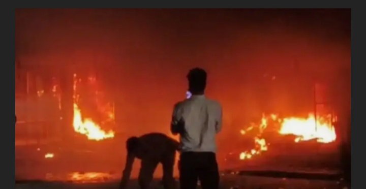 Hardoi: टायर की दुकानों में आग लगने से लाखों का नुकसान, कई दुकानें चपेट में