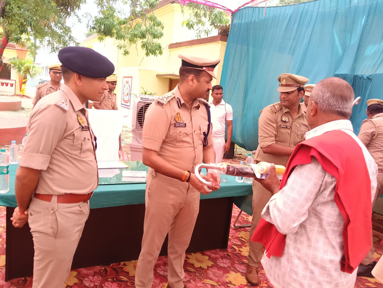 Maharajganj: डीआईजी ने श्यामदेउरवा थाने का किया निरीक्षण, फरियादियों को पुलिसकर्मियों ने गेट पर रोका