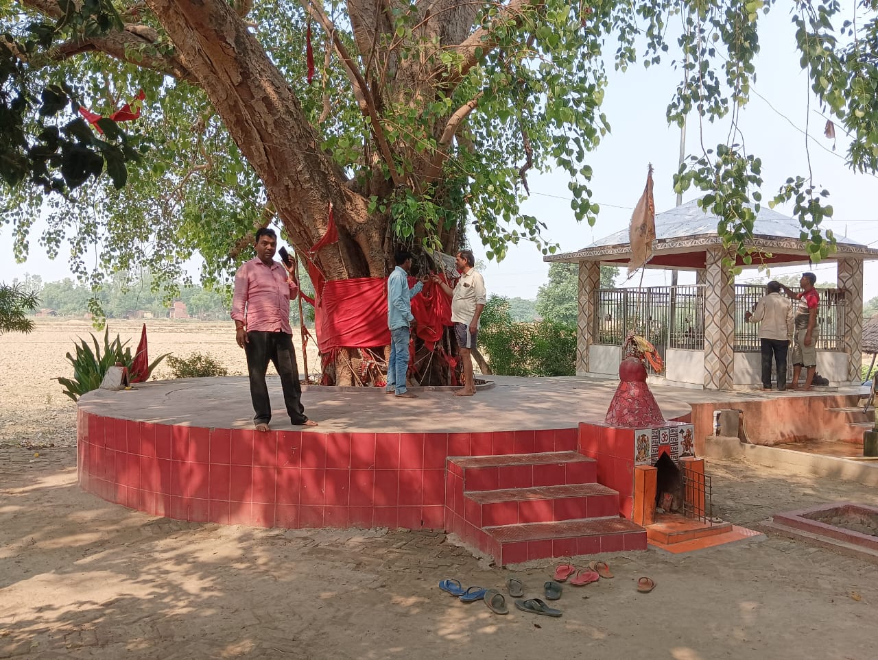 Jaunpur: ग्राम देवता के मंदिर से दो क्विंटल पीतल के दर्जनों घंटे चोरी