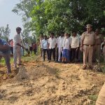 Sitapur: कब्र खोदकर निकाला गया शव, 19 मई को हुई थी संदिग्ध मौत