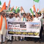 Lucknow: सेना के सम्मान में व्यापारियों ने निकाली तिरंगा शौर्य यात्रा