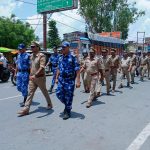 Maharajganj: अमन-चैन बनाए रखने को लेकर आरएएफ और पुलिस ने किया फ्लैग मार्च