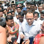 Sitapur: कर्मचारी की मौत के बाद भड़के कर्मचारी व सभासद, जेसीबी तथा डंपर से किया लालबाग चौराहा जाम