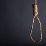 Jalaun: संदिग्ध परिस्थितियों में पेड़ से लटकता मिला किशोर का शव