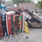Jalaun: अचानक ब्रेक फेल होने से ट्रक पलटा , बड़ा हादसा टला