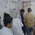 Kasganj: बाइक सवार को बचाने के चक्कर में सवारी से भरा ऑटो पुलिया से टकराया