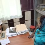 Maharajganj: सरकारी रिकॉर्ड में खुद को जीवित साबित करने के लिए दर-दर भटक रही दिव्यांग महिला