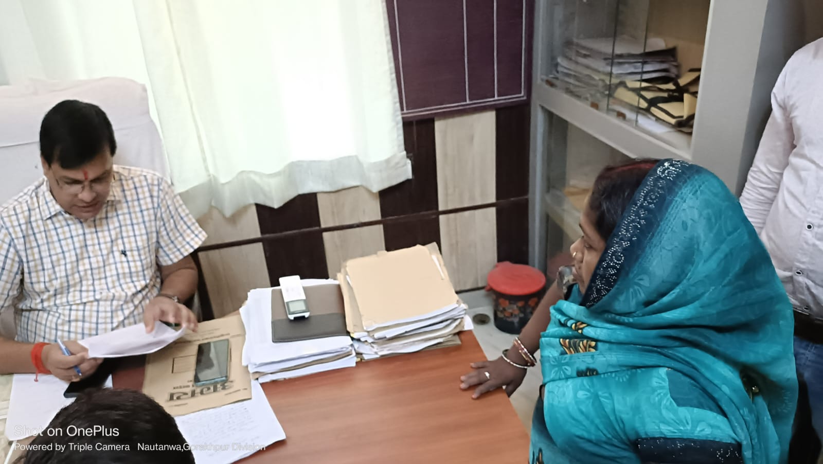 Maharajganj: सरकारी रिकॉर्ड में खुद को जीवित साबित करने के लिए दर-दर भटक रही दिव्यांग महिला