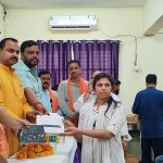 Prayagraj: नैनी में हेमवती नंदन बहुगुणा राजकीय महाविद्यालय में शासन की ओर से वितरित किया गया टैबलेट
