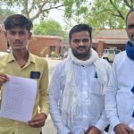 Jalaun: गेहूं से भरी ले गए दबंग, पीड़ित युवक ने एसपी से की शिकायत