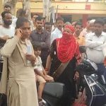 Jhansi: पति पर कार्यवाही न होने पर महिला ने किया हाई वोल्टेज ड्रामा