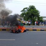 Kushinagar: ट्रक की चपेट में आने से धू-धू कर जल गई बाइक, पिता-पुत्र समेत तीन जख्मी